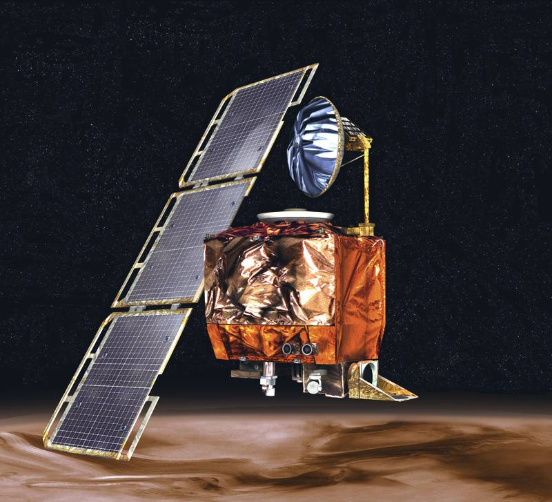 Ilustração da sonda Mars Climate Orbiter, com o painel solar aberto e a antena voltada para cima, contra o fundo escuro do espaço acima de Marte.